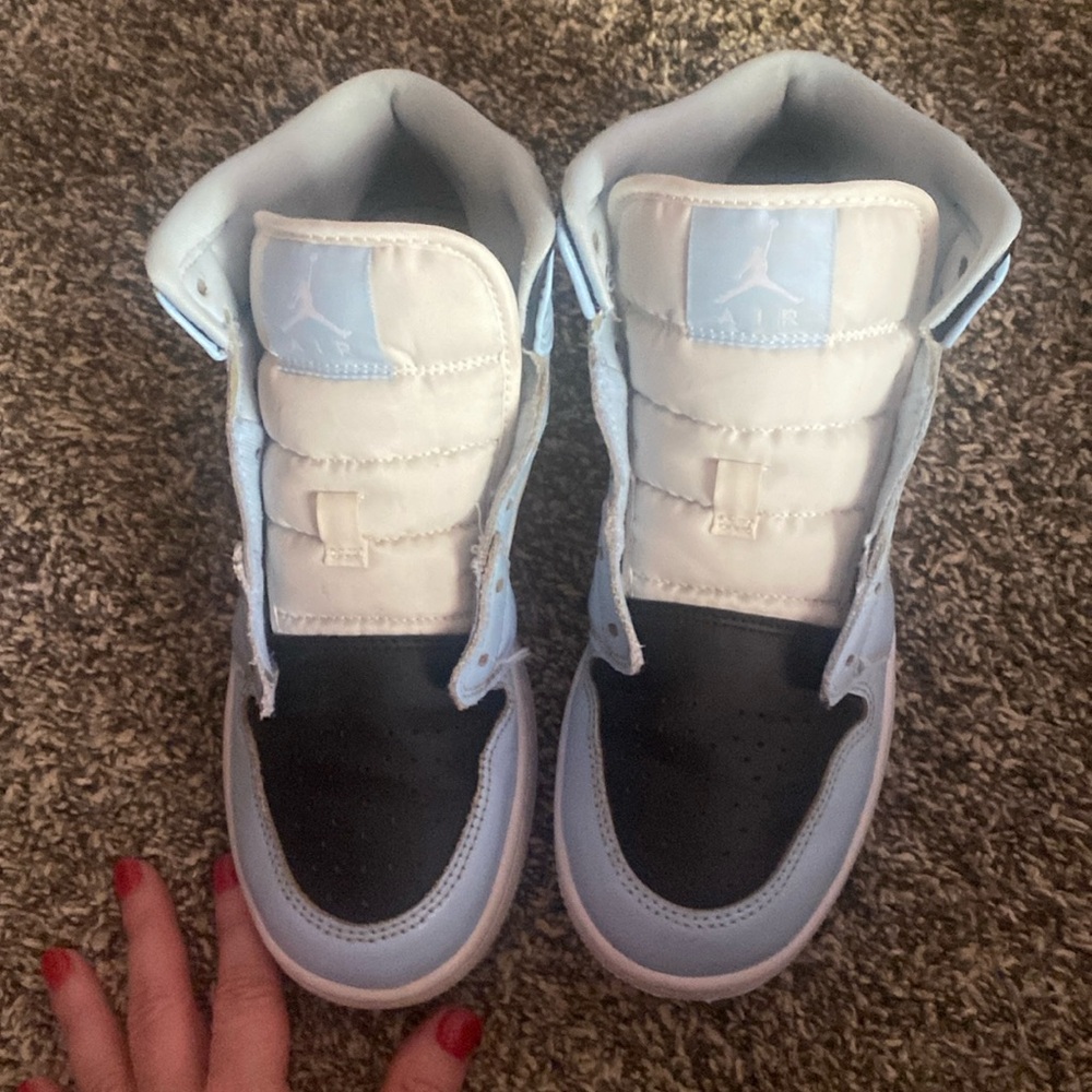 Nice air Jordan’s. Needs shoe laces but they are in good condition